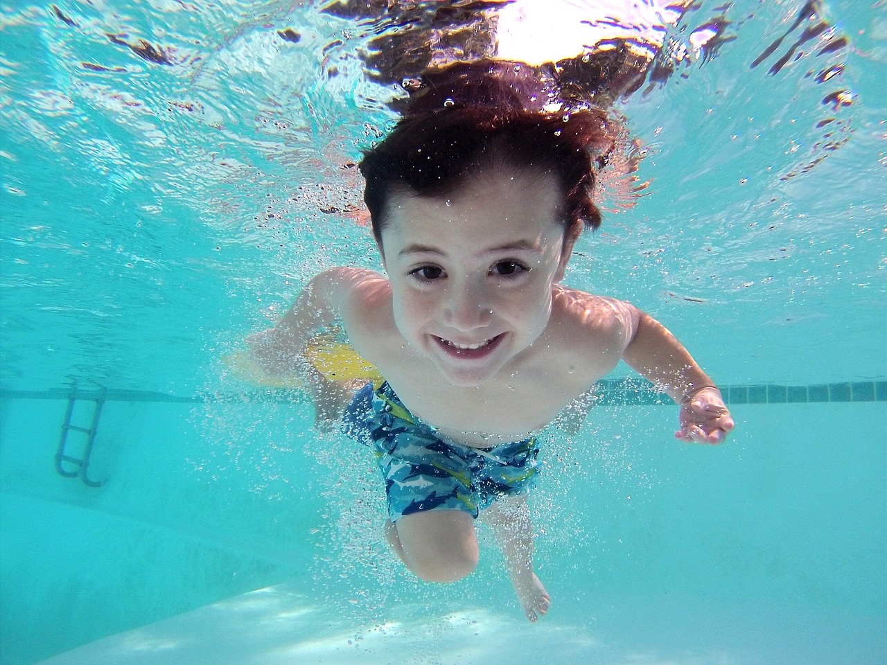 Cómo ayudar a superar el miedo a la piscina a través de los hinchables